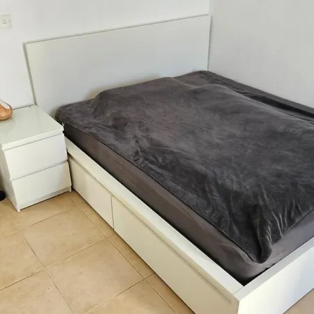 Caesar's Bedroom With Ac, Queen-size, Balcony, Monitor 民宿