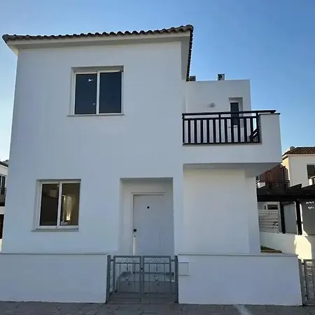 Caesar's Bedroom With Ac, Queen-size, Balcony, Monitor Quarto em Acomodações Particulares Agia Napa