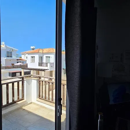 Caesar's Bedroom With Ac, Queen-size, Balcony, Monitor Quarto em Acomodações Particulares Agia Napa