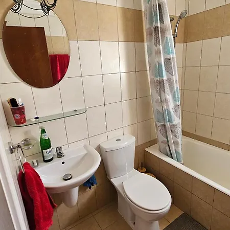 Caesar's Bedroom With Ac, Queen-size, Balcony, Monitor 民宿 圣纳帕