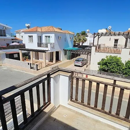 Caesar's Bedroom With Ac, Queen-size, Balcony, Monitor Quarto em Acomodações Particulares Agia Napa