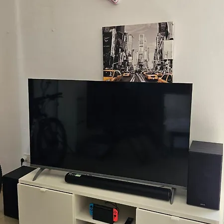 民宿 Caesar's Bedroom With Ac, Queen-size, Balcony, Monitor