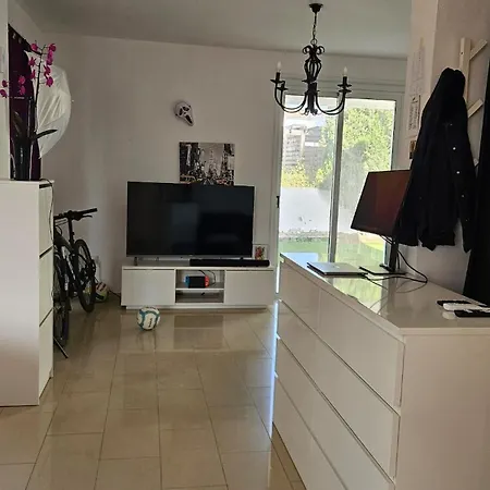 Caesar's Bedroom With Ac, Queen-size, Balcony, Monitor * 圣纳帕